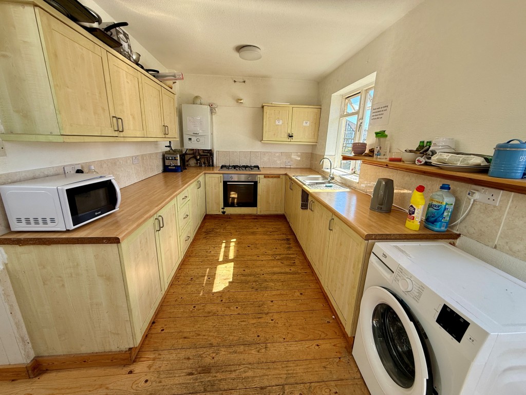 Lot: 59 - HOUSE OF MULTIPLE OCCUPANCY FOR INVESTMENT - Kitchen with access to garden